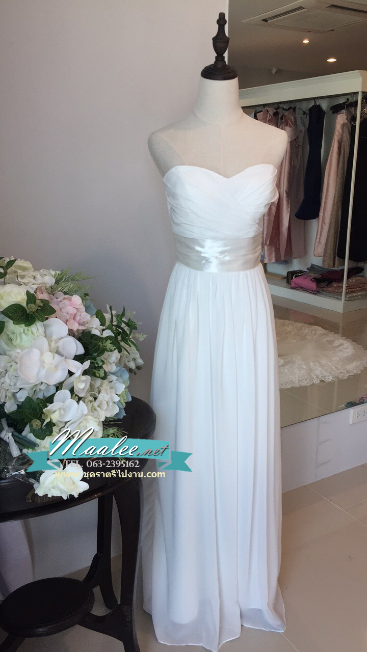 พร้อมเช่า ชุดราตรียาว เกาะอก สีขาว คอเว้ารูปหัวใจ จับเดรปหน้าอก แต่งคาดเอวสไตล์ญี่ปุ่น