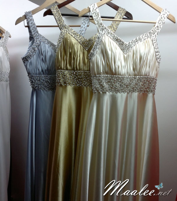 พร้อมเช่า ชุดราตรียาว สายเดี่ยว ผ้าซาติน สีทอง อกจับจีบตีเกล็ด ปักเลื่อมหรู