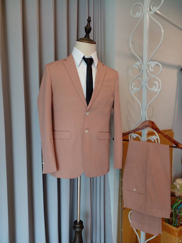 พร้อมเช่า ชุดสูทชาย สูทสีชมพูนู๊ด Nude Pink รุ่น 2 กระดุม (ไม่มีเสื้อกั๊ก)