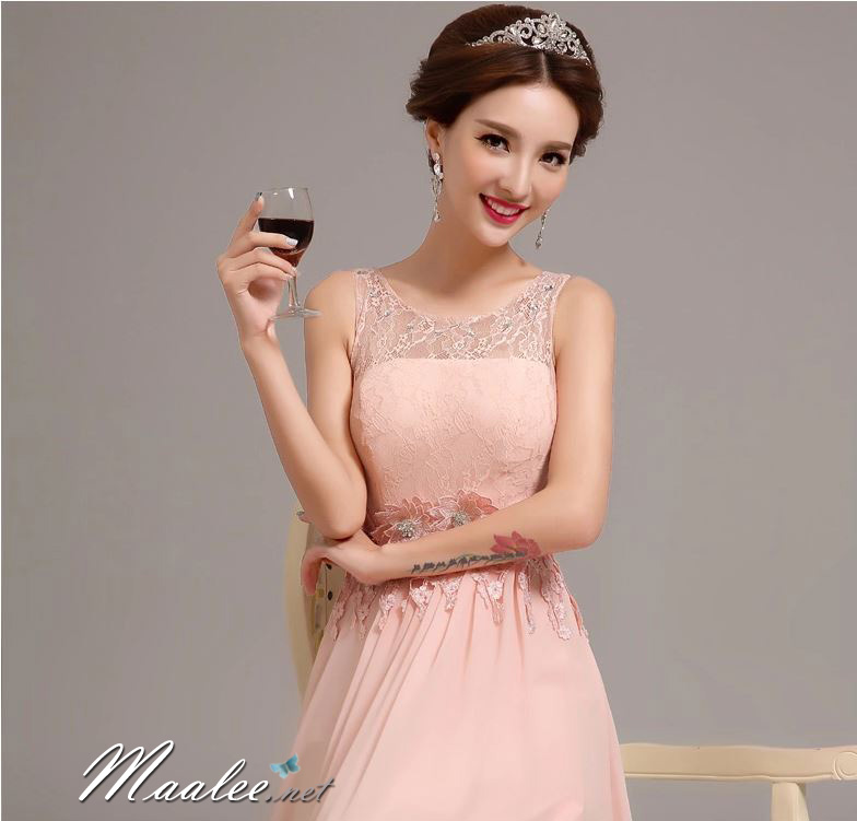 พร้อมเช่า ชุดราตรียาว แขนกุด ลายลูกไม้แต่งดอกช่วงเอว และคริสตัลหรู สีชมพู