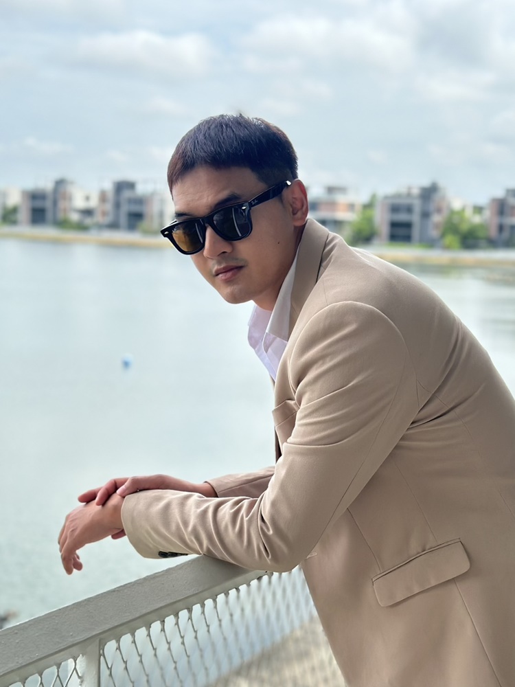 พร้อมเช่า สูทชาย สีกากี สไตล์เกาหลี พร้อมเสื้อกั๊ก