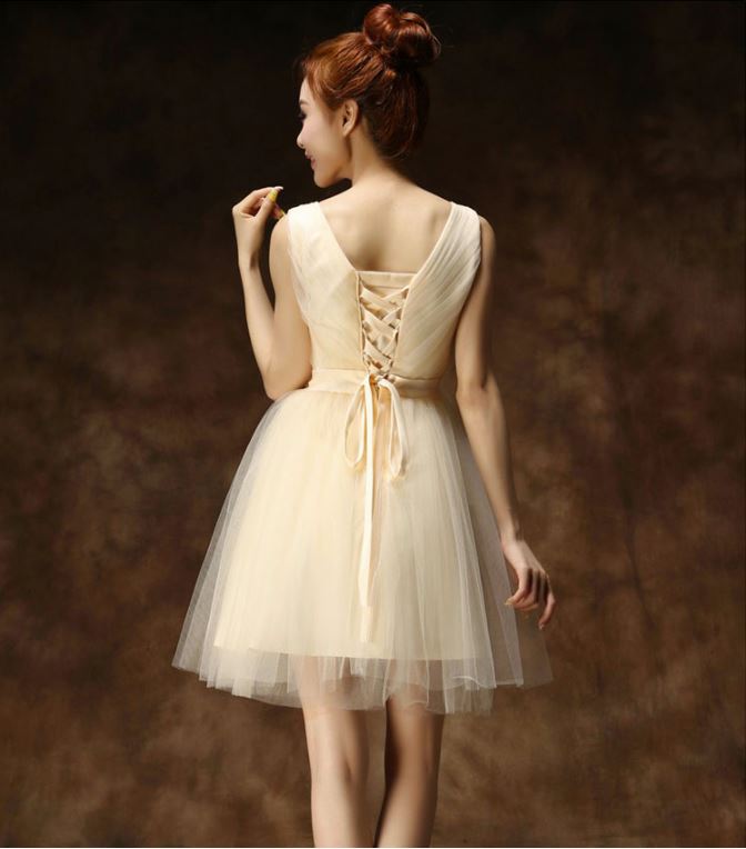 พร้อมส่ง ชุดราตรีสั้น แขนกุด สีครีม คอวี จับจีบผ้าโปร่งสวย แต่งโบว์ที่เอว