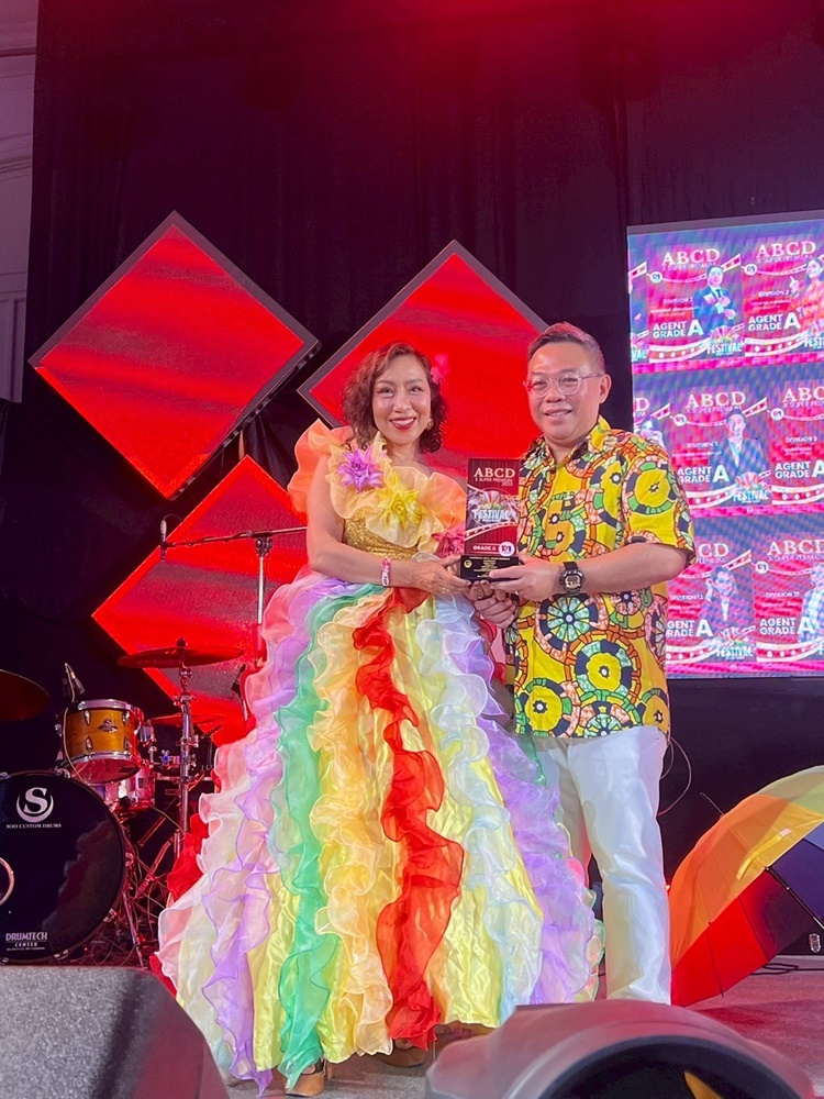 พร้อมเช่า ชุดแฟนซียาว ไหล่เดียว สีรุ้ง ระบายฟูสวย ช่วงอกปักเลื่อมแต่งดอก (ซิปหลัง)