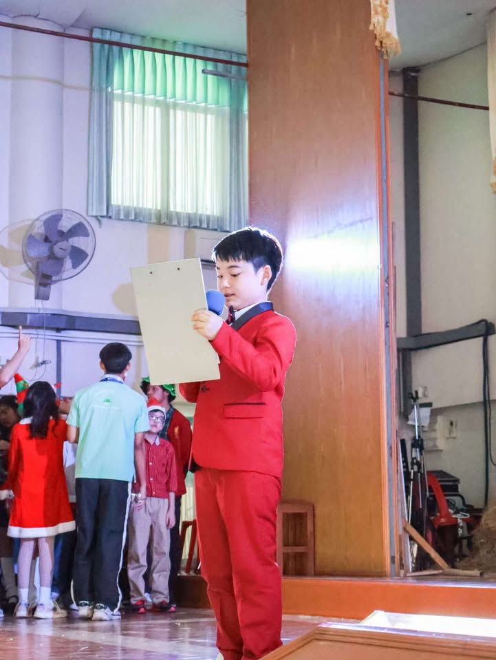 พร้อมเช่า ชุดสูทเด็กชาย สีแดง **พร้อมเช่าไซส์ 120,130,140,150,160,170**