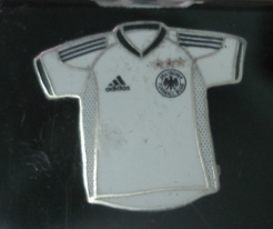 เข็มกลัด ฟุตบอล ทีมชาติเยอรมนี - HOME KIT ฟุตบอลโลก 2002 ใหม่ / GERMANY Football Club Pin - HOME KIT WORLD CUP 2002 NEW