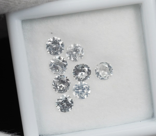 เพทายขาวเจียรเหลี่ยมเพชร 2.05 กะรัต 8 ชิ้น 3.7 มิล