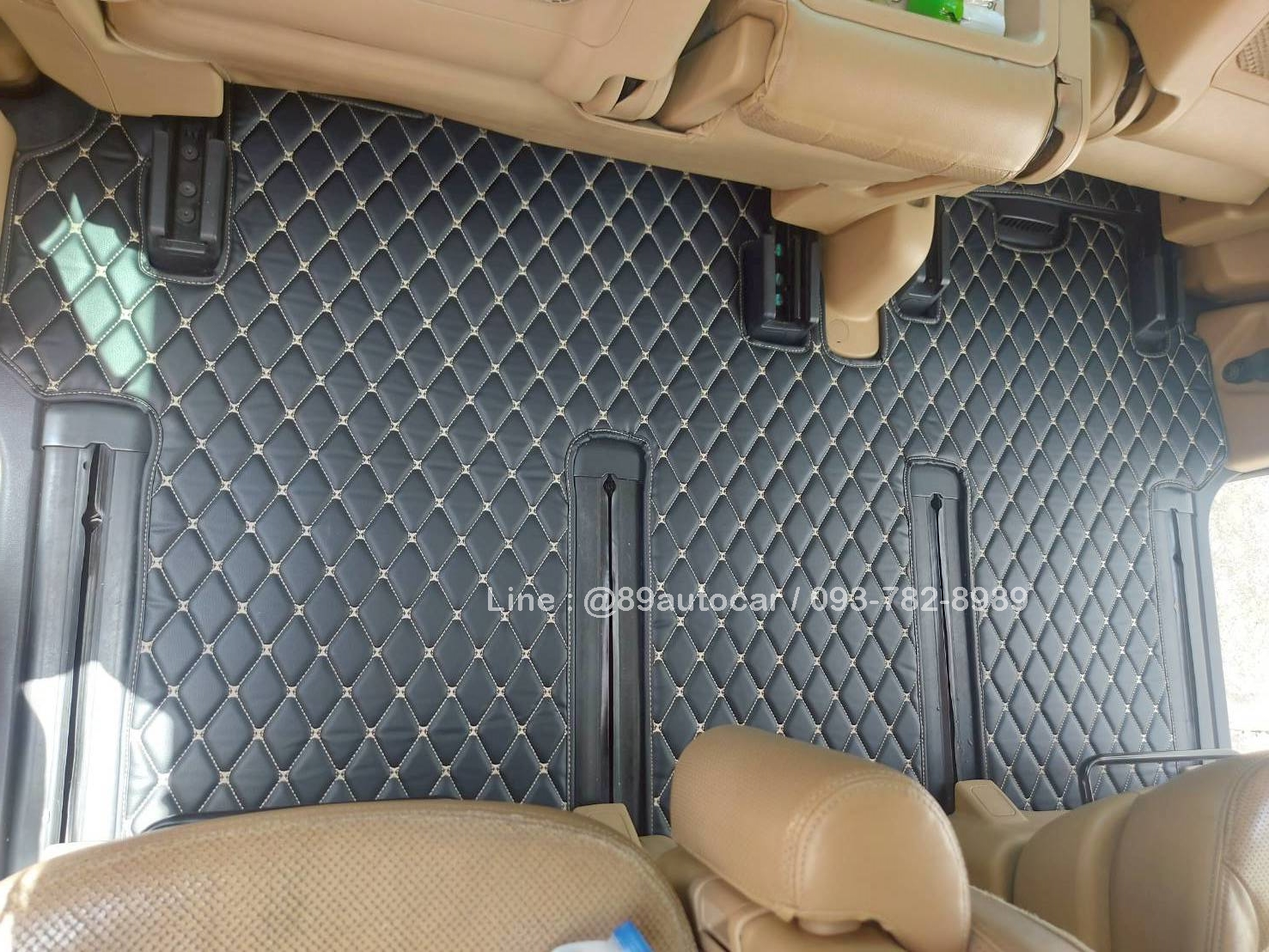 พรมปูพื้นรถตู้ Hyundai H1 Deluxe 2011 ปูพรม6D สีดำด้ายทอง เต็มคัน