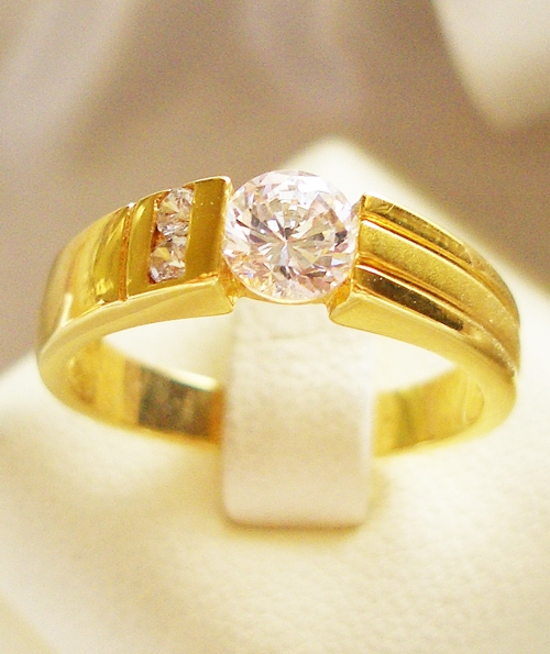 BR042+++แหวนเพชรเดี่ยวค่ะ เม็ดกลม เท่ห์ เรียบ ดูมี Style ล้อมด้วยเพชรเล็ก 2 เม็ดค่ะ ชุปทองแท้ 24 K