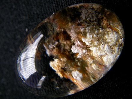 QU0028 แก้วสามกษัตริย์สกุลเดียวกัน ประกอบด้วยมลทินแร่ 3ลักษณะ ปวกขาว ปวกเขียว ปวกทอง-แดง(สังเกตมีเทพฮกด้านขวามือล่างรูปแรก)เทพฮกหมายถึงการมีอำนาจบารมี