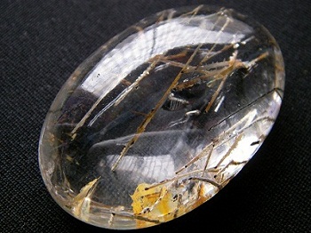 QU0024 แก้วขนเหล็กสลักเสี้ยนทอง กระจายทั่วเม็ด แก้วใสเม็ดโต เป็นผลึกคลิสตัน ธรรมชาติล้วนๆ กว่าจะบ่มเพาะได้เป็นล้านปี ขนาดแก้ว 28.62x43.02x14.02 mm.