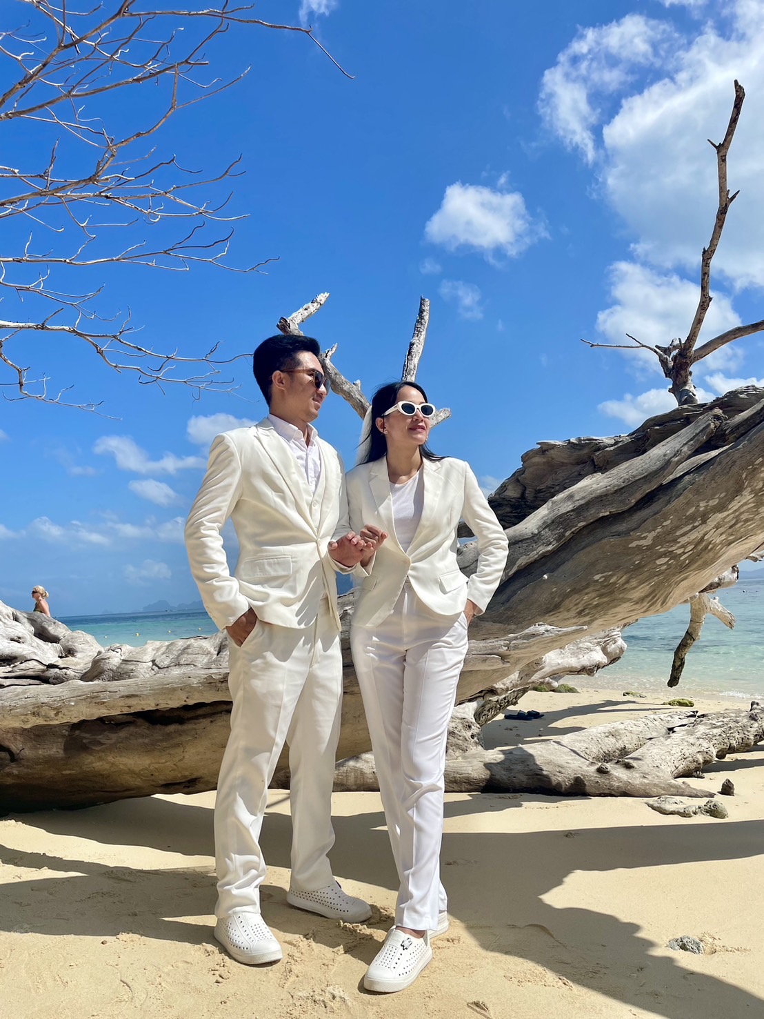 พร้อมเช่า สูทหญิง สูทสีขาว ทรงสลิม เข้ารูป