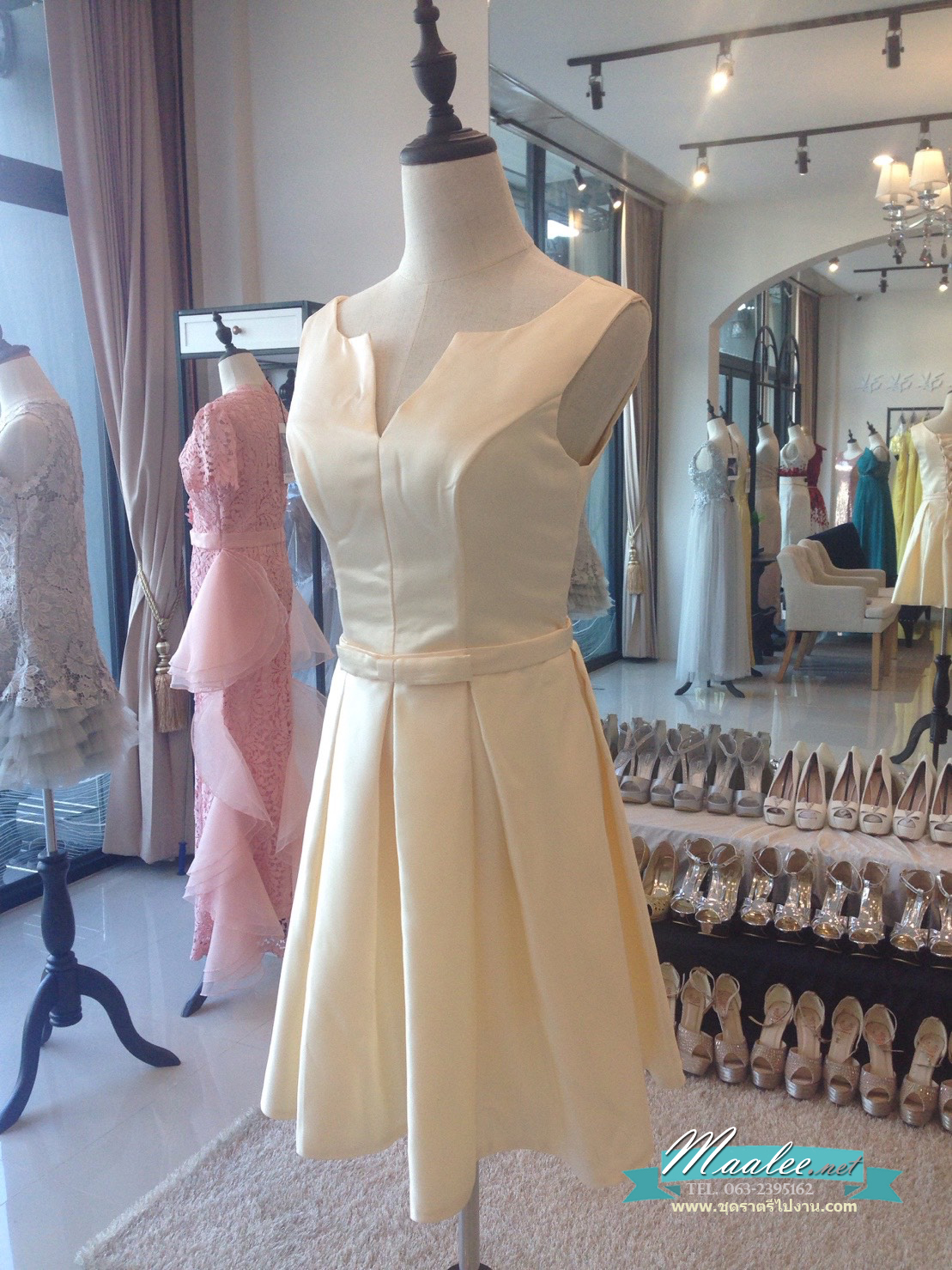 พร้อมเช่า ชุดราตรีสั้น แบบแขนกุด สีครีม (เชือกผูกหลัง)