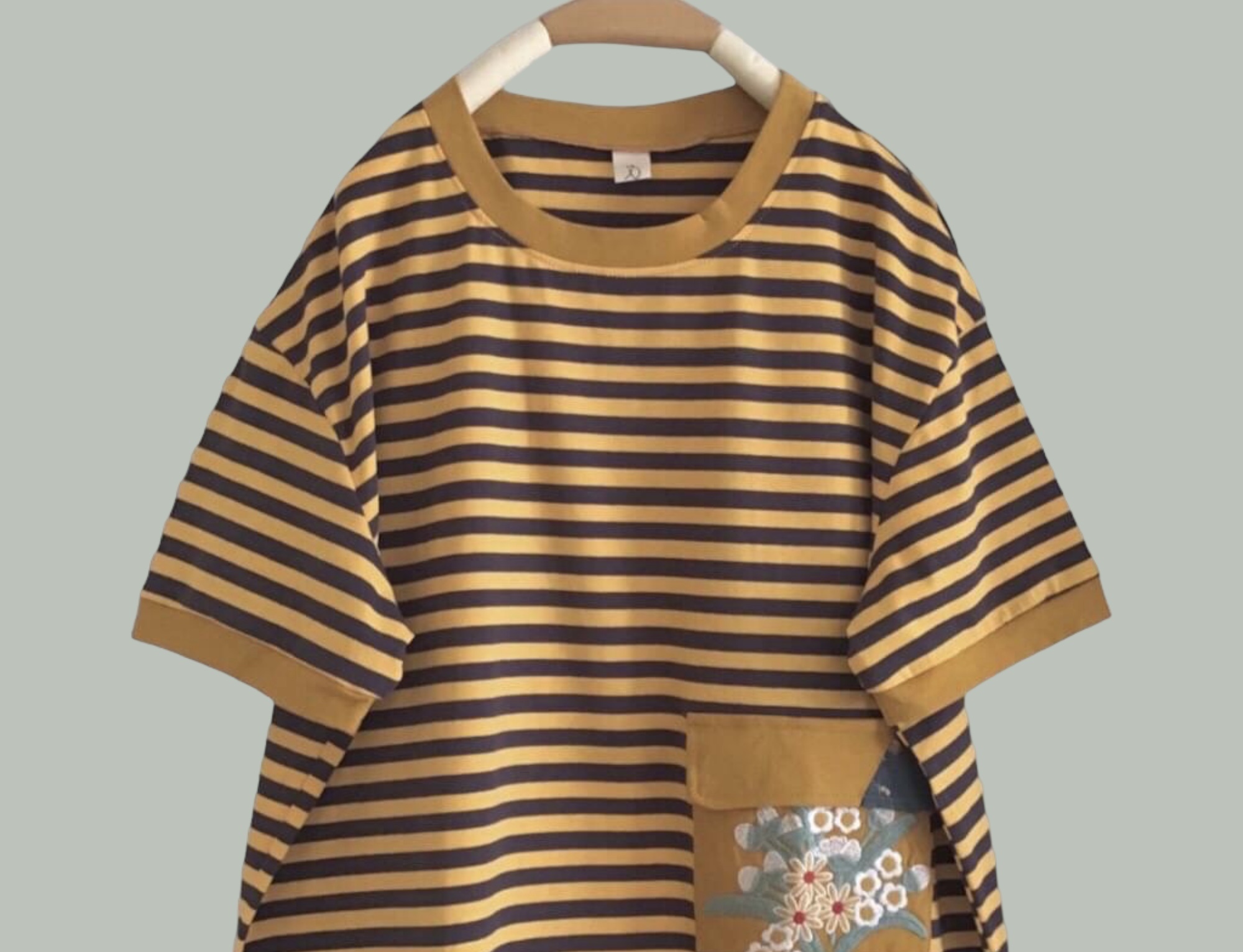 เสื้อยืดลายทางแต่งกระเป๋า