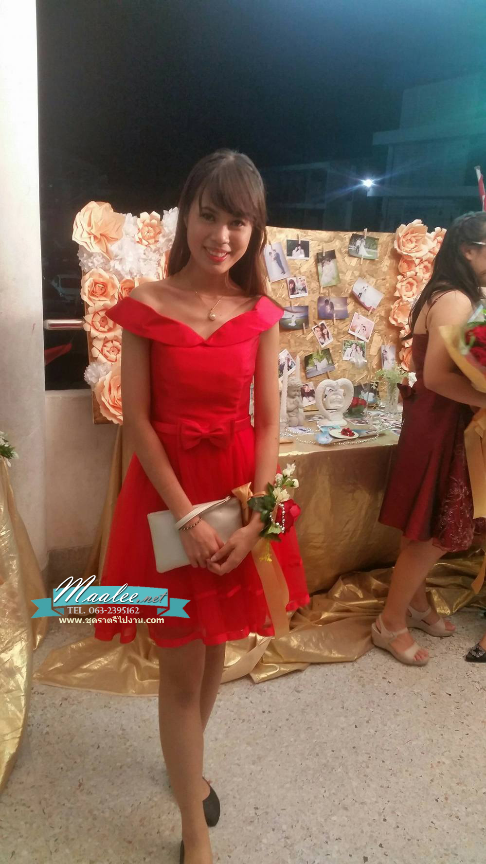 พร้อมเช่า ชุดราตรีสั้น แบบไหล่ปาด ผ้าไหมดัชเชส กระโปรงผ้าตาข่าย&แต่งริ้บบิ้นเก๋ๆชายกระโปรง และโบว์ช่วงเอว สีแดง (เชือกผูกหลัง)