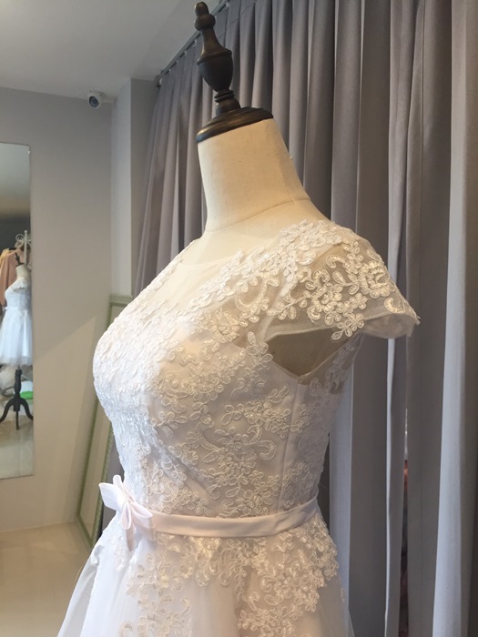 พร้อมส่ง ชุดราตรีสั้น แขนสั้น สีขาว สวยหวาน กระโปรงตาข่าย ตัวชุดลูกไม้&แต่งโบว์ช่วงเอว (ซิปหลัง)