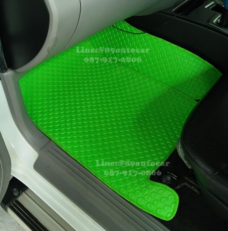 พรมรองพื้นรถยนต์ Mitsubishi Triton 4 ประตู ลายกระดุมสีเขียวขอบเขียว