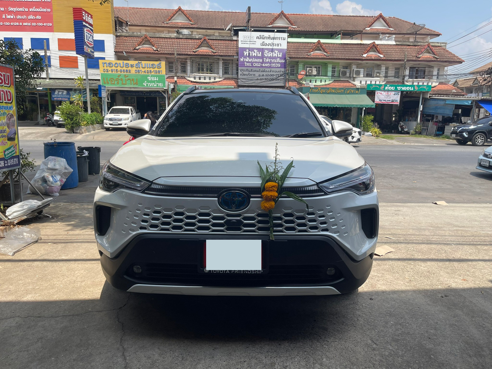 พรมรถยนต์ Toyota Collora Cross Minor Change 2024 ปูพรม6D สีกาแฟด้ายทอง เต็มคัน