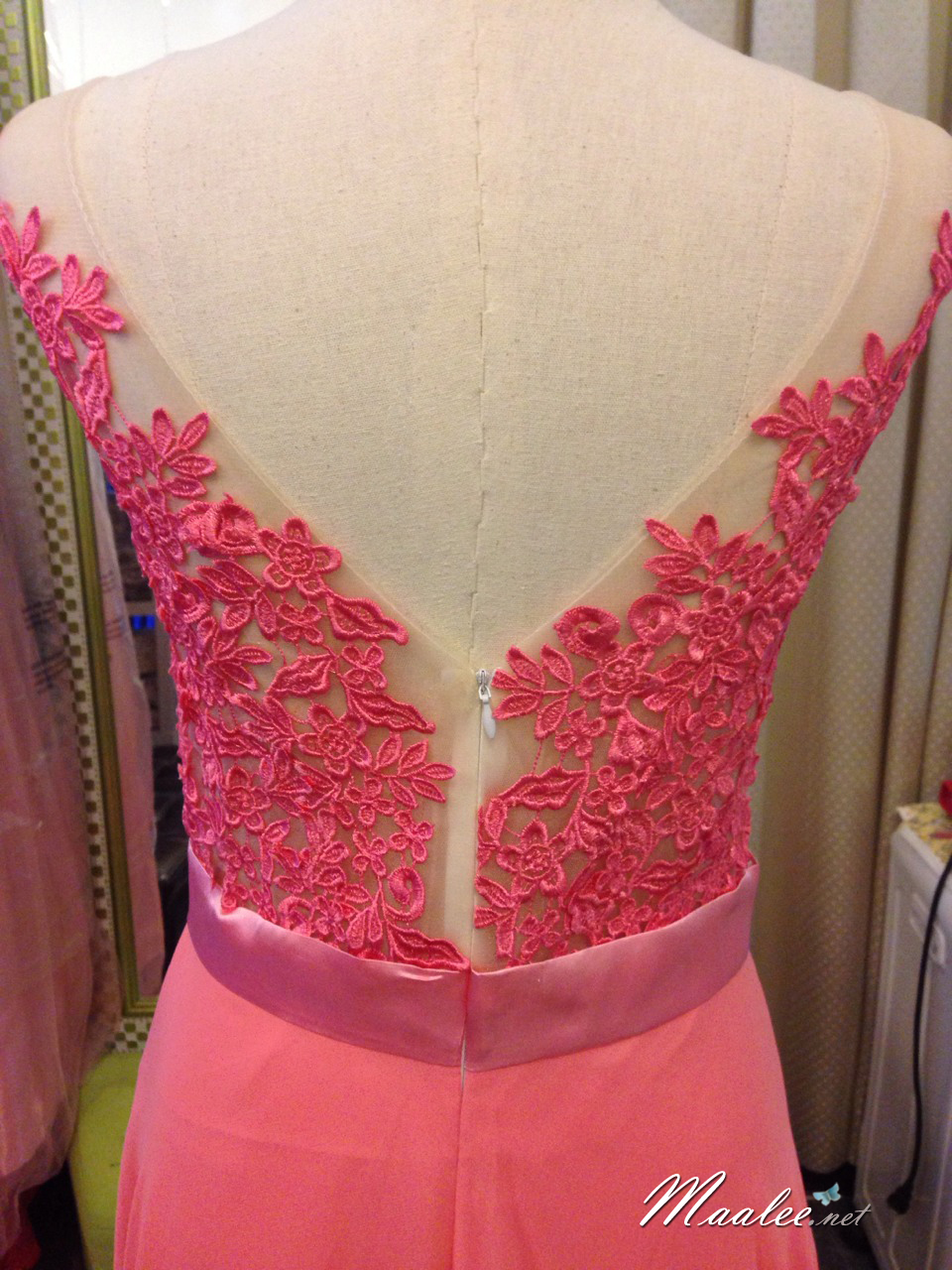 พร้อมเช่า ชุดราตรียาว แขนกุด เนื้อลูกไม้ ซีทรู แนวเซ็กซี่ กระโปรงชีฟอง สีโอโรส