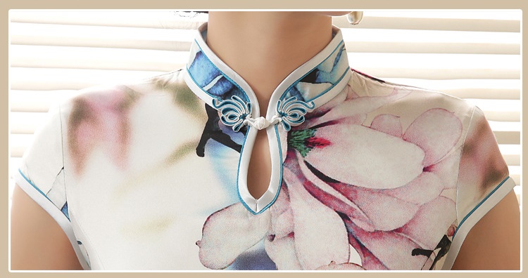 Pre-order กี่เพ้า สีเหลือง ลายดอกไม้สีฟ้า ผ่าข้าง กุ๊นขอบอย่างดี