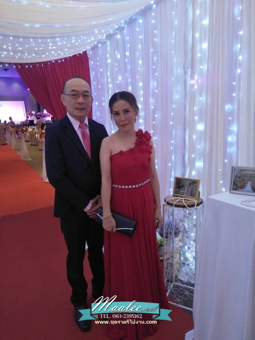 พร้อมเช่า ชุดราตรียาว ไหล่เดียว ผ้าชีฟองคาดเพชรที่เอว แต่งดอกสวย สีไวน์แดง