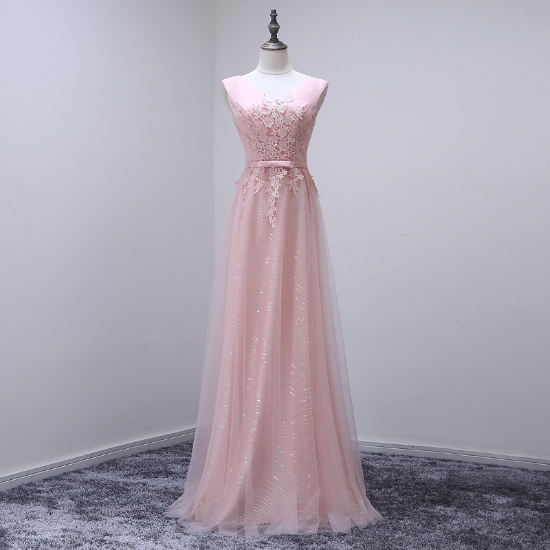 พร้อมเช่า ชุดราตรียาว แขนกุด สีชมพู แต่งลายลูกไม้ ผ้าตาข่าย ข้างในปักเลื่อมสวย