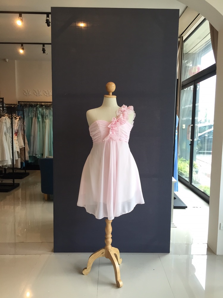 พร้อมส่ง ชุดราตรีสั้น ไหล่เดียว จับเดรปหน้าอก แต่งระบายช่วงไหล่ สีชมพู