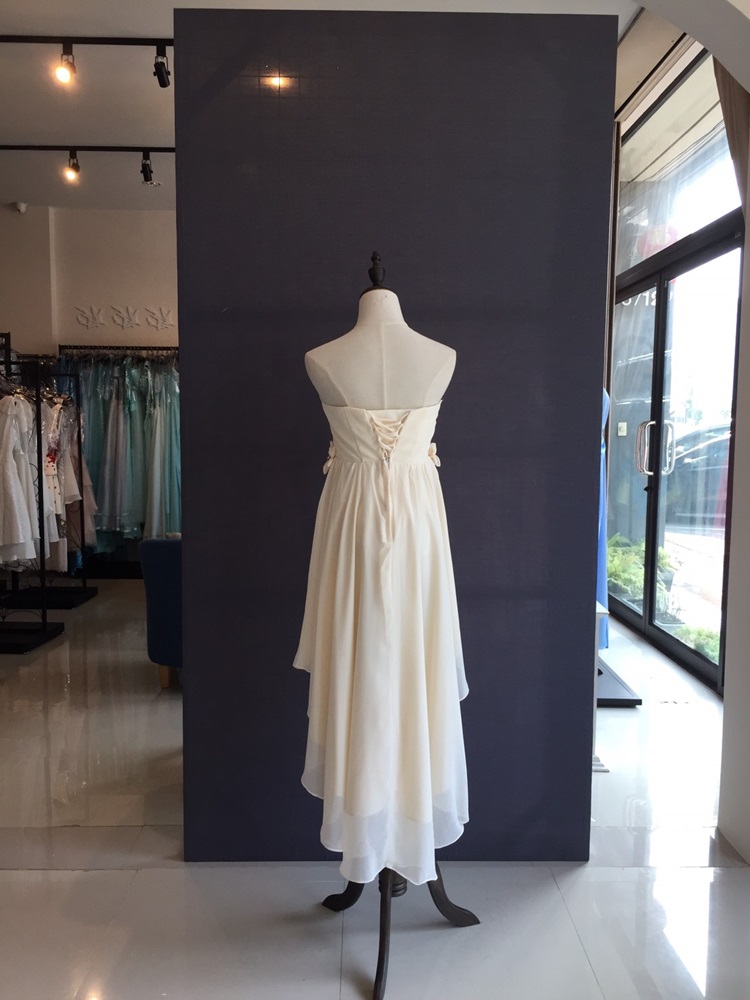 พร้อมเช่า ชุดราตรีสั้น เกาะอก หน้าสั้นหลังยาว แต่งดอกเพิ่มคริสตัล สีครีม