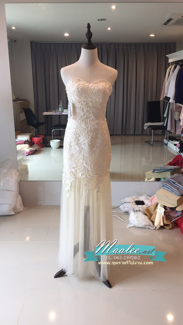 พร้อมส่ง ชุดราตรียาว สีครีม แบบเกาะอก ลายลูกไม้ ทรงหางปลาแต่งผ้าตาข่าย (เชือกผูกหลัง)