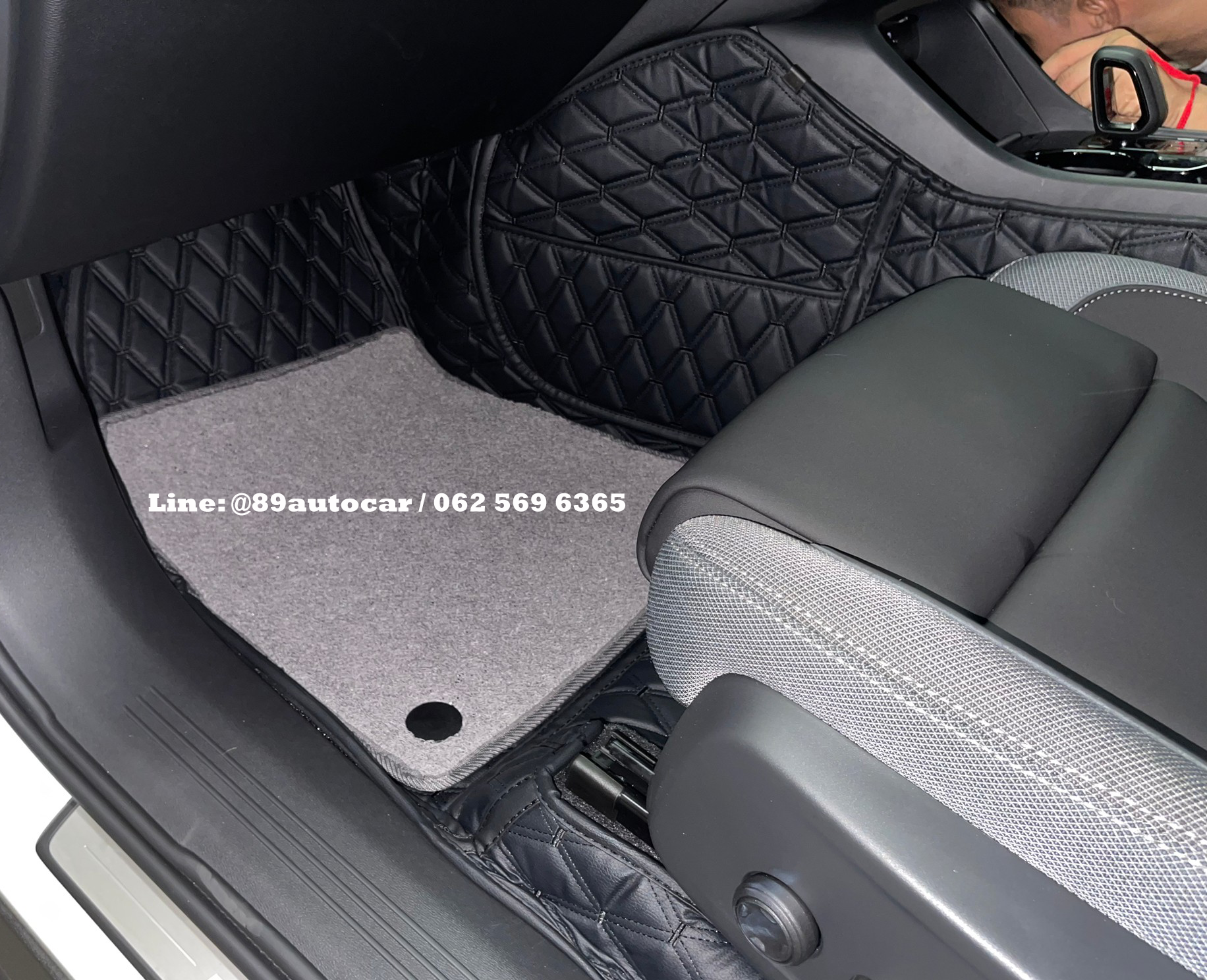 พรมปูพื้นรถยนต์ Volvo XC40 Recharge 2024 ปูพรมVVIP สีดำด้ายดำ เสริมด้วยพรมไวนิลดักฝุ่นสีเทา เต็มคัน