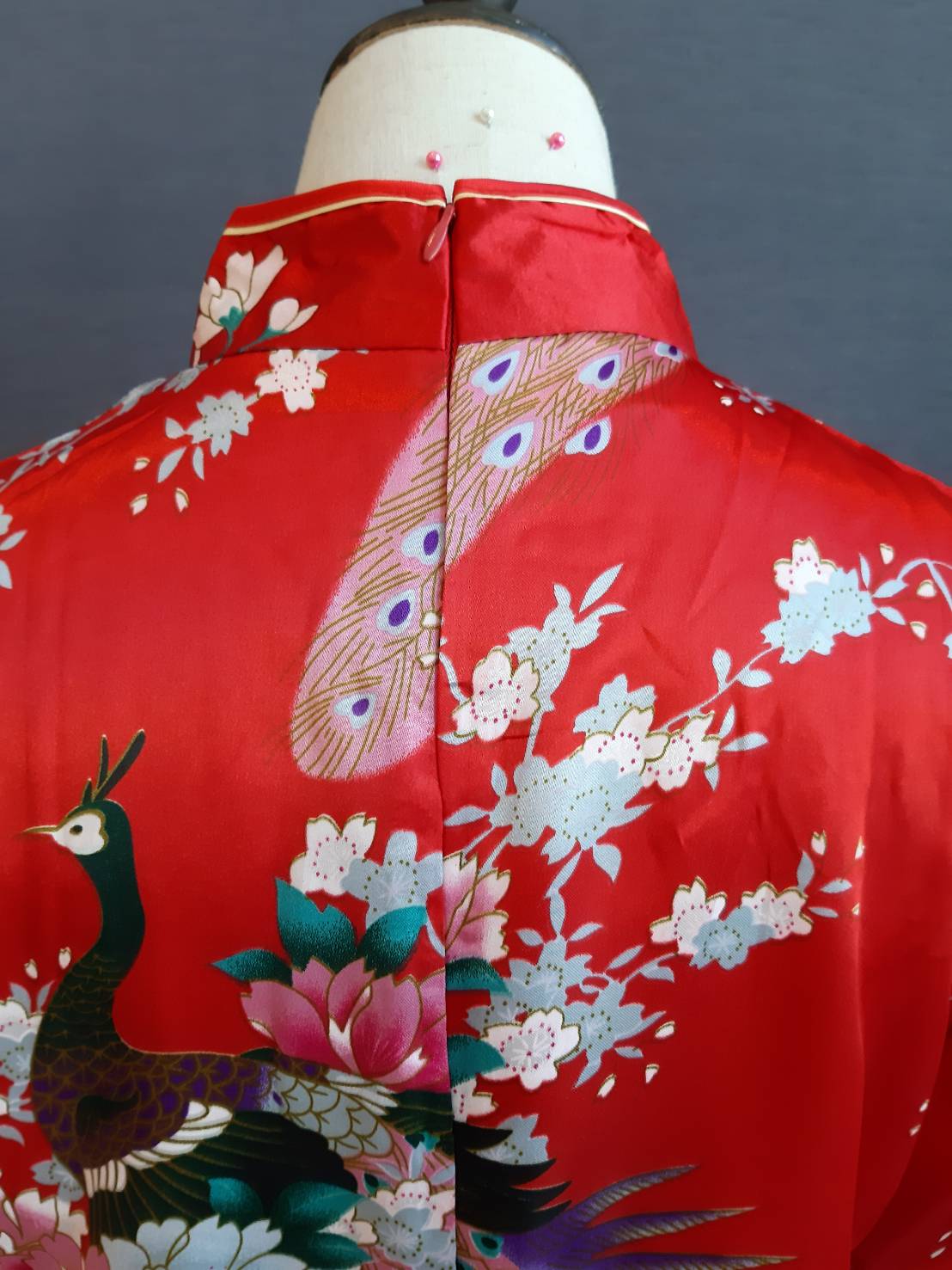 Pre-order กี่เพ้า สีแดง แขนสี่ส่วน ลายนกยูง ตัดเย็บอย่างดี