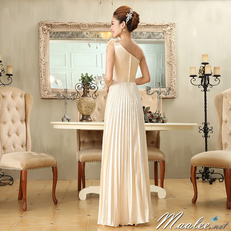 พร้อมส่ง ชุดราตรียาว ไหล่เฉียง สีครีม กระโปรงอัดพลีทพลิ้วสวย แต่งแถบคริสตัลช่วงเอว