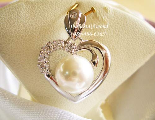 BP421RD++จี้เพชร Pearl in Heart++จี้เพชรcz ผสม มุกน้ำจืดแท้สุดหรู ดูผู้ดีม๊ากมาก แบบIntrend น่ารักๆ เหมือนออกมาจากร้านจิวฯ เลยค่ะ คนรักมุกไม่ควรพลาด