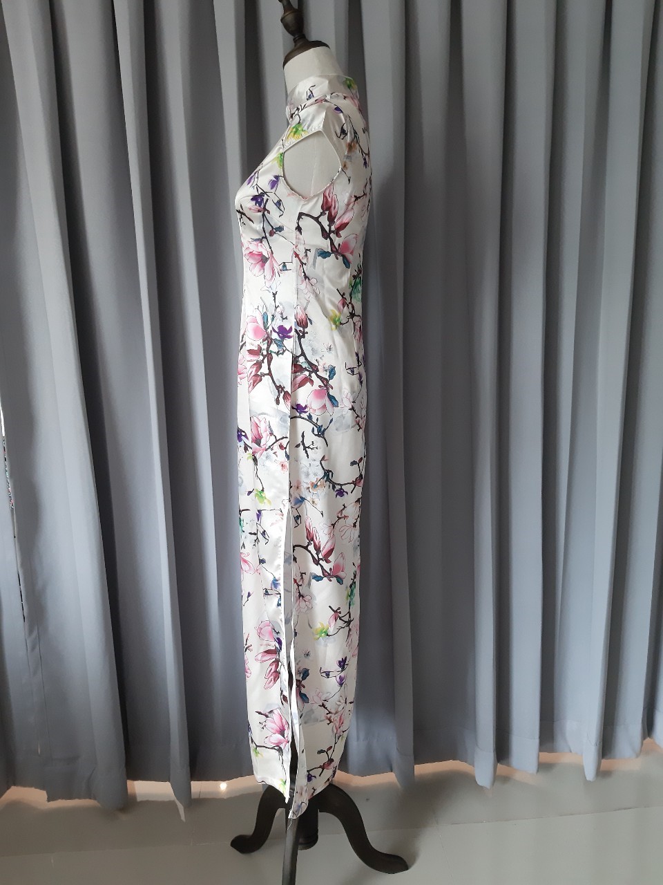 พร้อมส่ง กี่เพ้า สีครีม ผ้าซาติน พิมพ์ลาย ดอกไม้ สีพาสเทล สวยหวาน (L,2XL)