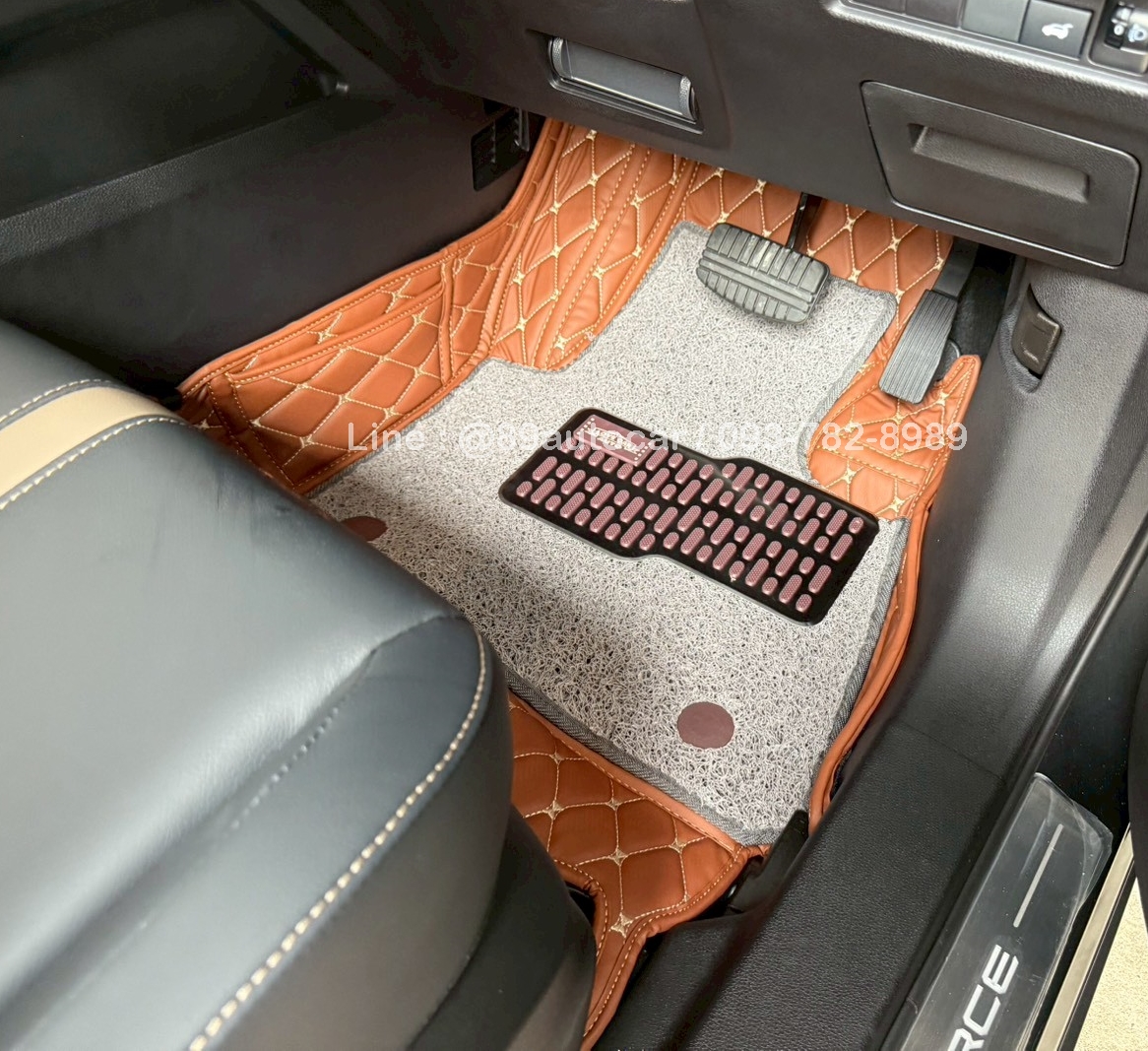 พรมปูพื้นรถยนต์ Mitsubishi X-Force 2025 ปูพรม7D สีน้ำตาลเข้มด้ายอง เสริมด้วยพรมดักฝุ่น สีเทา