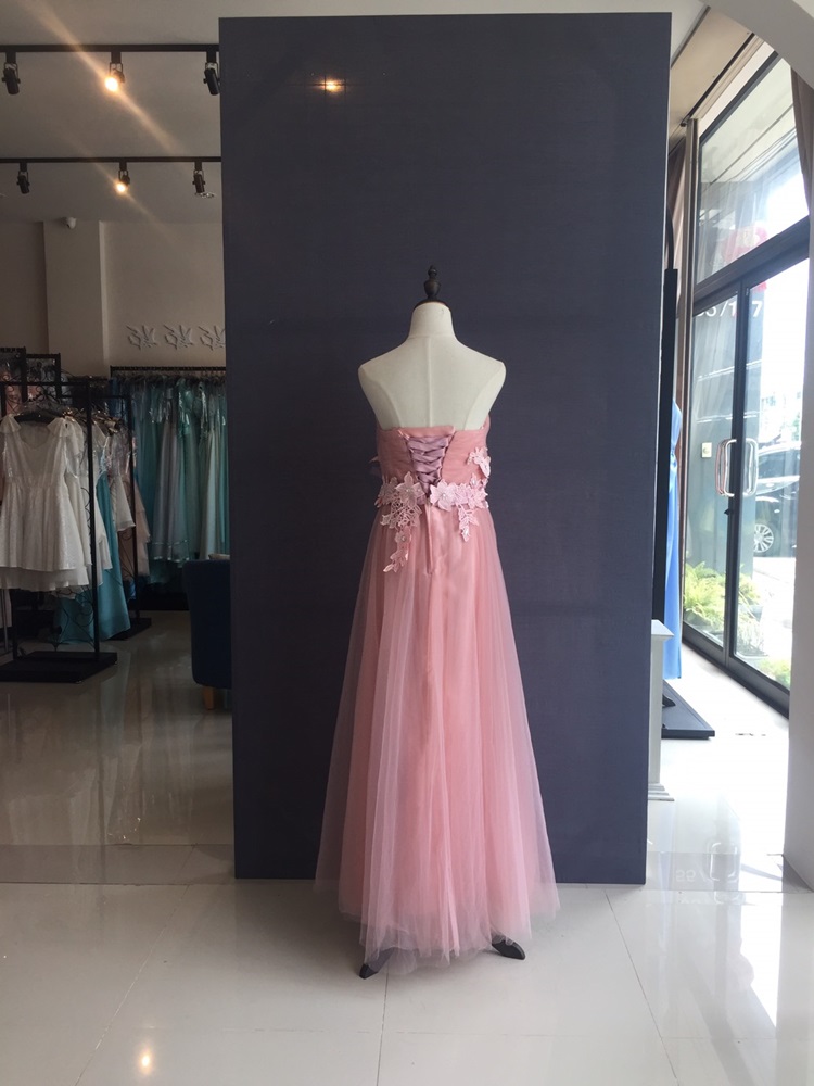 พร้อมส่ง ชุดราตรียาว เกาะอก สีชมพูหวาน ผ้าตาข่ายทั้งชุด อกจับจีบ แต่งดอกคาดเอว & พร้อมเม็ดคริสตัลหรู (เหลือสีชมพูอ่อน)