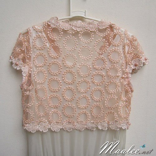 เสื้อคลุมชุดราตรีลูกไม้ลายดอกไม้ สีโอโรส แต่งเกสรมุกสวยหรู