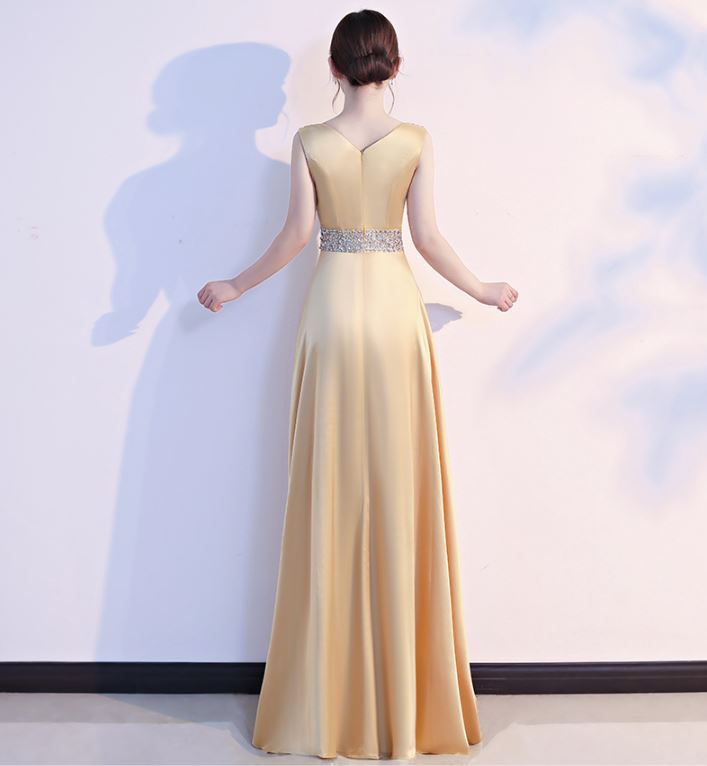 พร้อมเช่า ชุดราตรียาว สีทอง คอวี จับเดรปหน้าอก ปักเลือมช่วงอกและเอว