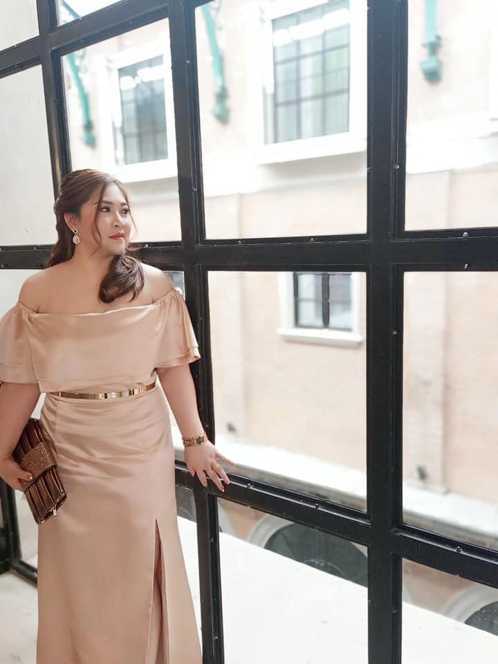 พร้อมเช่า ชุดราตรี สำหรับสาวอวบ ปาดไหล่ สีทอง กระโปรงทรงหางปลา