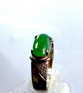 Myanmar Jade หยกพม่า A jadeite เนื้อแก้วสีเขียวสไปรสดใส ทรงหมอน นน. 1.6 ct. ขนาด 5.5x12x3 mm.