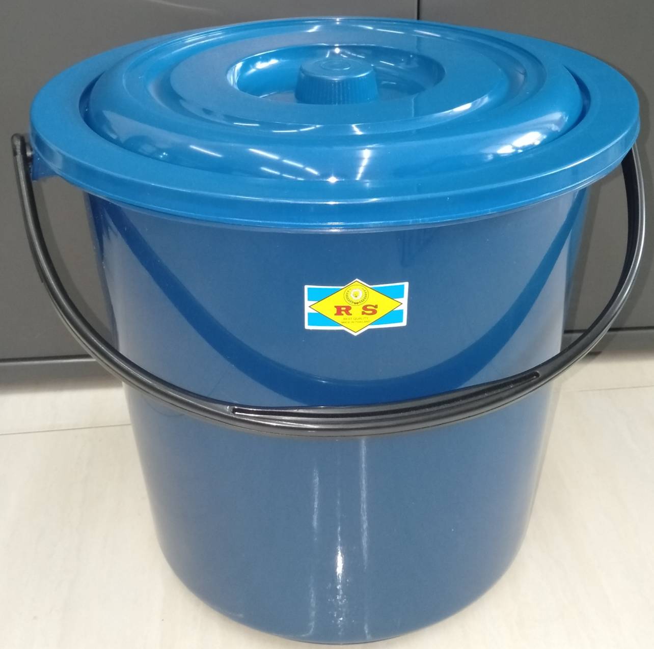 ถังน้ำพร้อม เบอร์ 6 บรรจุ 18.7 ลิตร สีทึบ ขนาด 34.3 x 31.8 cm. ราคาโหล ละ 570บาท จำนวน มัดละ 2 โหล