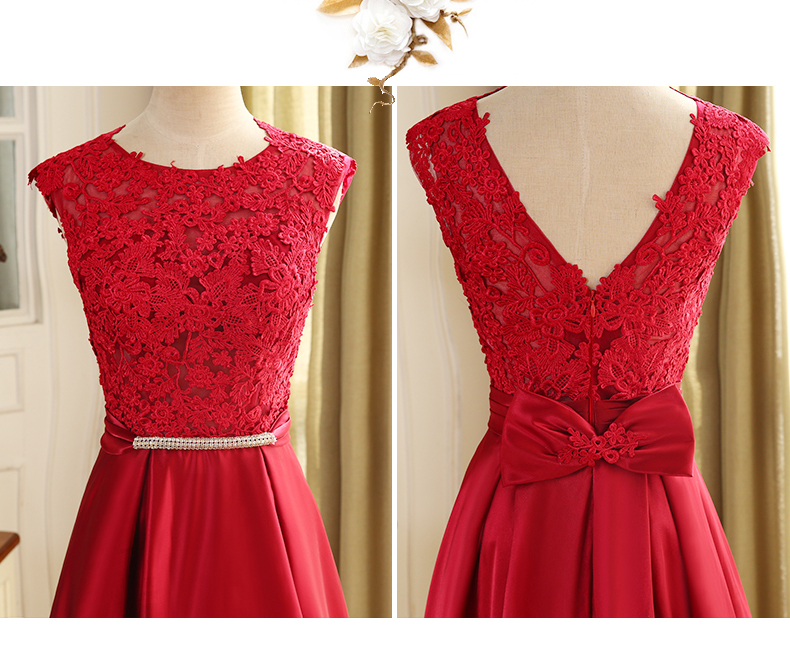 พร้อมเช่า ชุดราตรียาว แขนกุด สีแดง อกแต่งลูกไม้ กรโปรงเนื้อผ้ามัน คาดเอวคริสตัล เซ็กซี่ผ้าหลัง เพิ่มเข็มกลัดโบว์ช่วงหลัง