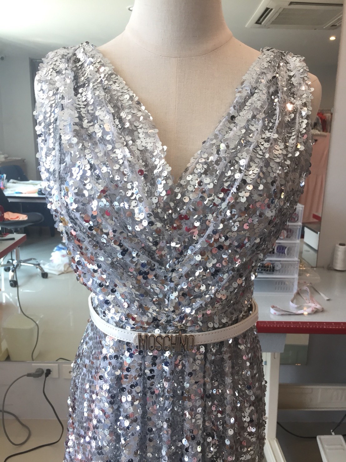 พร้อมเช่า ชุดราตรียาว แขนกุด ปักเลื่อมทั้งชุด มาพร้อมเข็มขัด ใส่ออกงานกลางคืน เด่นมาก สีเงิน