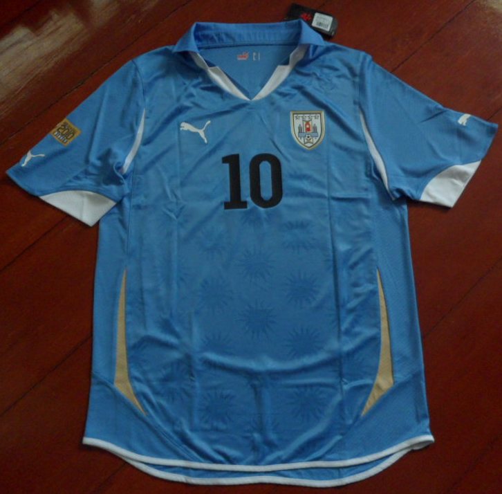 เสื้อฟุตบอล #10 ฟอร์ลัน ทีมชาติอุรุกวัย Player Version ชุดเหย้า ชุดลุยศึกฟุตบอลโลก 2010 พร้อมอาร์มที่ระลึก GOLDEN BALL 2010 WINNER ใหม่ L-Size / #10 FORLAN URUGUAY Football Shirt Player Version Home Kit World Cup 2010 Jersey with GOLDEN BALL 2010 WINNER P