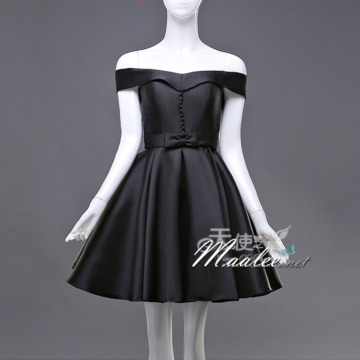 พร้อมเช่า ชุดราตรีสั้น แบบไหล่ปาด สไตล์วินเทจผ้าไหมดัชเชส กระโปรงทรง แต่งเม็ดกระดุม&โบว์ สีดำ (เชือกผูกหลัง)