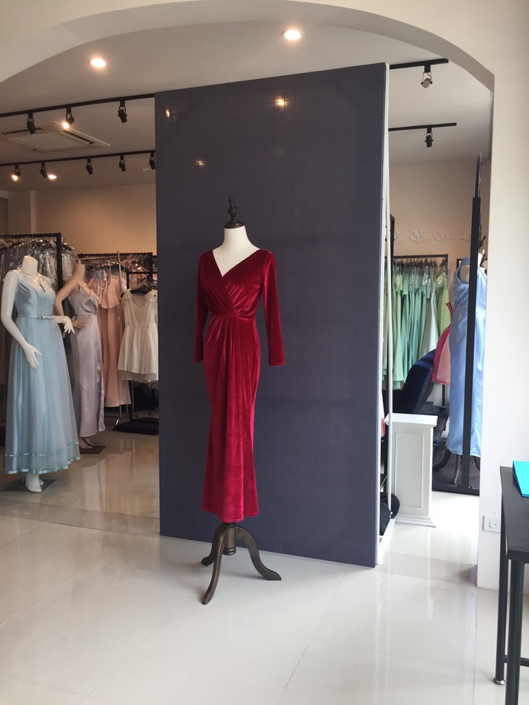 พร้อมส่ง ชุดราตรียาว กำมะหยี่แขนยาว เดรสยาวทรงหางปลา สีไวน์แดง