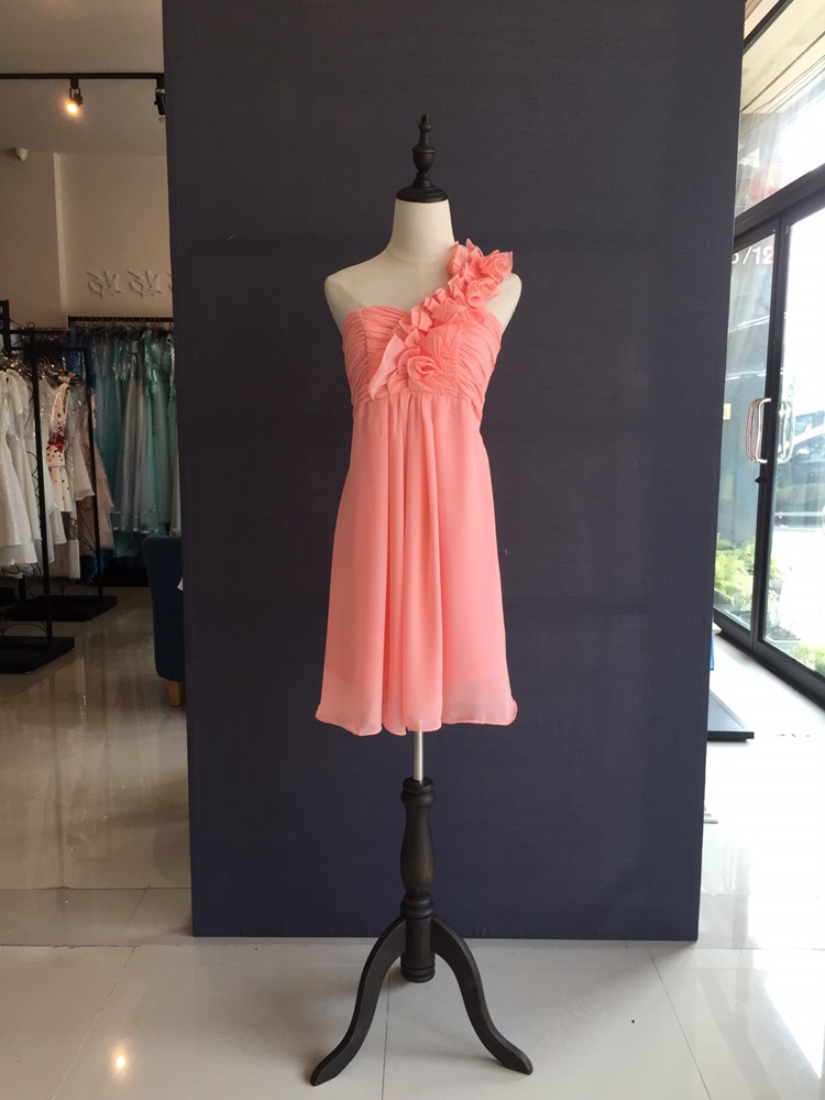 พร้อมส่ง ชุดราตรีสั้น ไหล่เดียว จับเดรปหน้าอก แต่งระบายช่วงไหล่ สีโอรส สำเนา