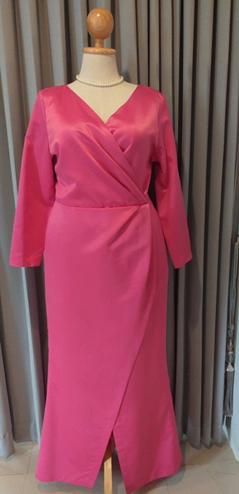 พร้อมเช่า ชุดราตรียาว สำหรับสาวอวบ แขนยาว สีชมพูบานเย็น ผ้าซาติน