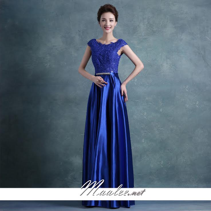 พร้อมเช่า ชุดราตรียาว แขนกุด สีน้ำเงิน อกแต่งลูกไม้ กรโปรงเนื้อผ้ามัน คาดเอวคริสตัล เซ็กซี่ผ้าหลัง เพิ่มเข็มกลัดโบว์ช่วงหลัง