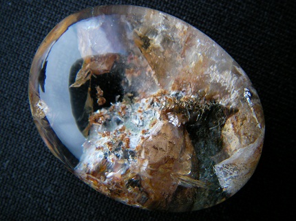 QU0014 แก้วเข้าแก้ว ปวกสามกษัตริย์ บ่อกำเนิดเกิดแก้วขนเหล็กภายใน ก้นแก้วเปิดให้เห็นแก้วแทงขึ้นเข้าเนื้อแก้วด้านบน ขนาด 22.07x28.42x13.21mm นน. 57.2.