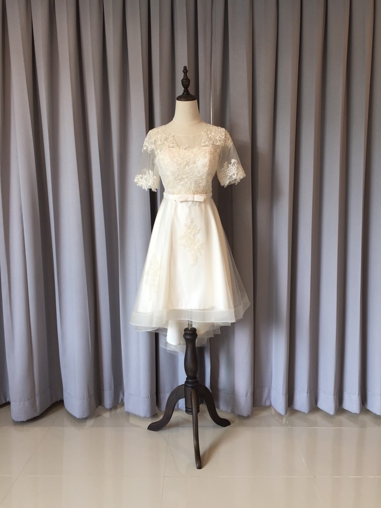 พร้อมเช่า ชุดแต่งงาน มินิมอล ชุดหมั้น ลูกไม้ แขนสั้น หน้าสั้น หลังยาว ชุดพรีเวดดิ้ง สีครีม